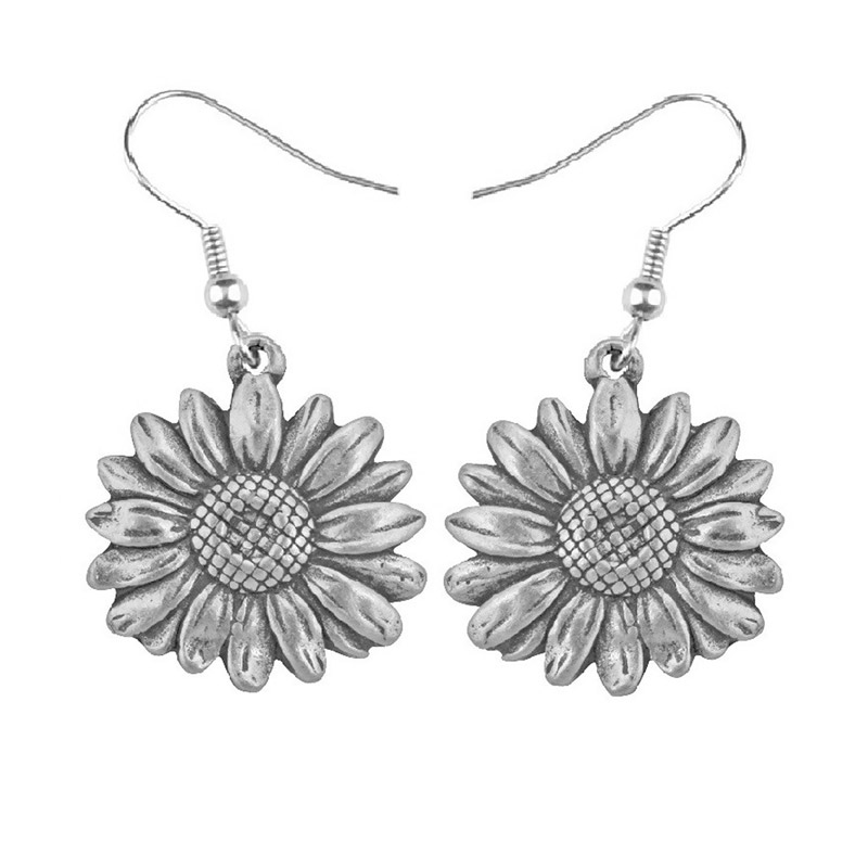 Flower of the Month Earring, April/Daisy