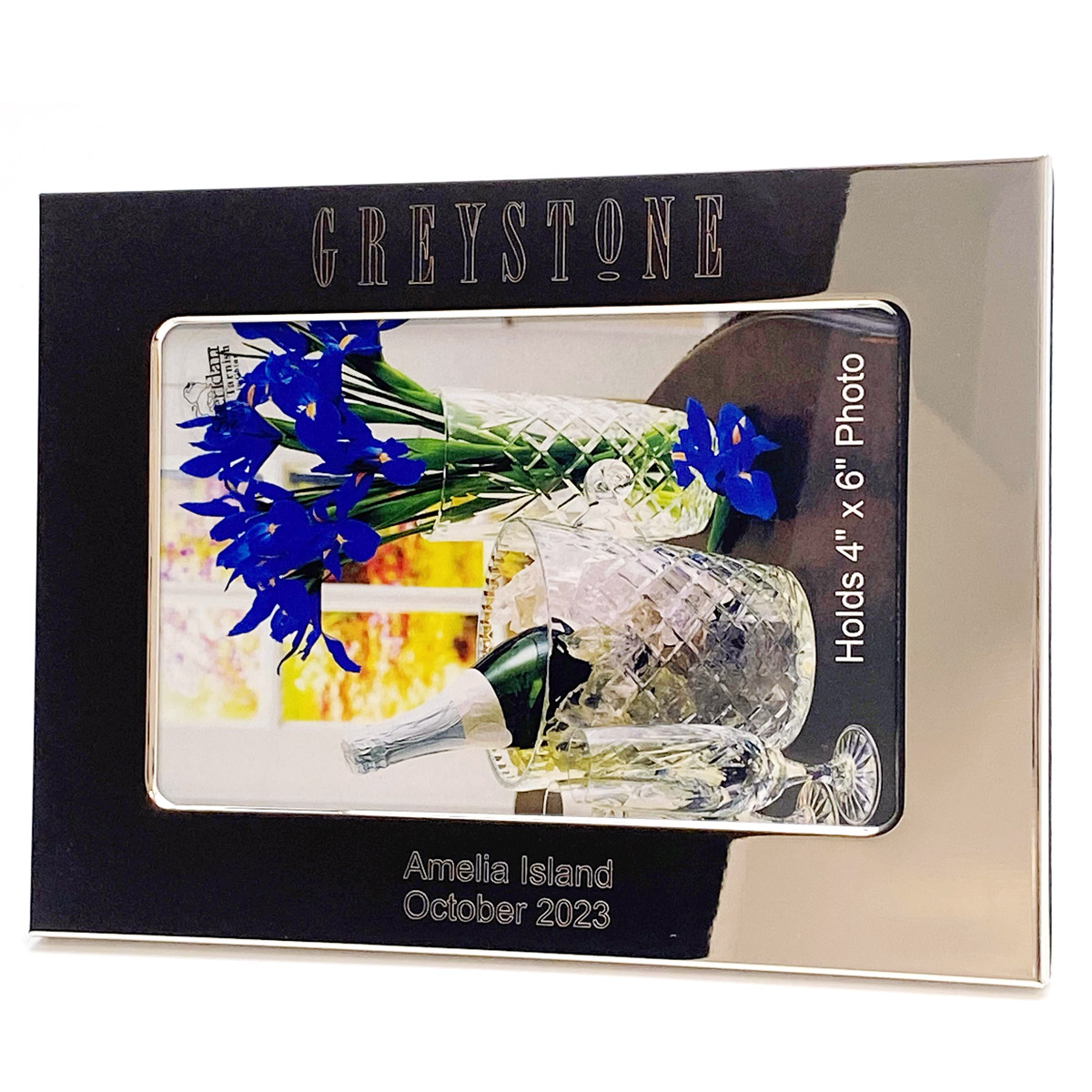 Engraved photoframe with flowers in it